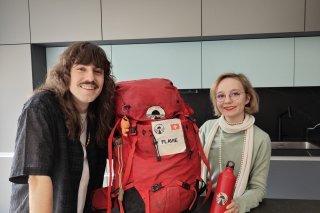 Jérémy et Flavie posent fièrement avec leur sac de Pékin Express